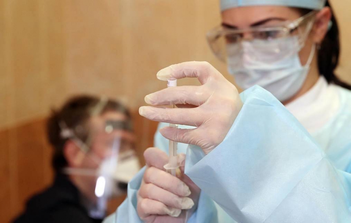 Nga tiêm vaccine Sputnik V cho tình nguyện viên trên 60 tuổi. Ảnh: TASS