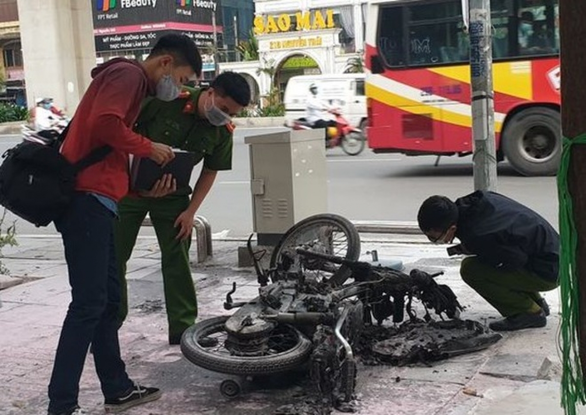 Công an khám nghiệm hiện trường vụ đốt xe máy
