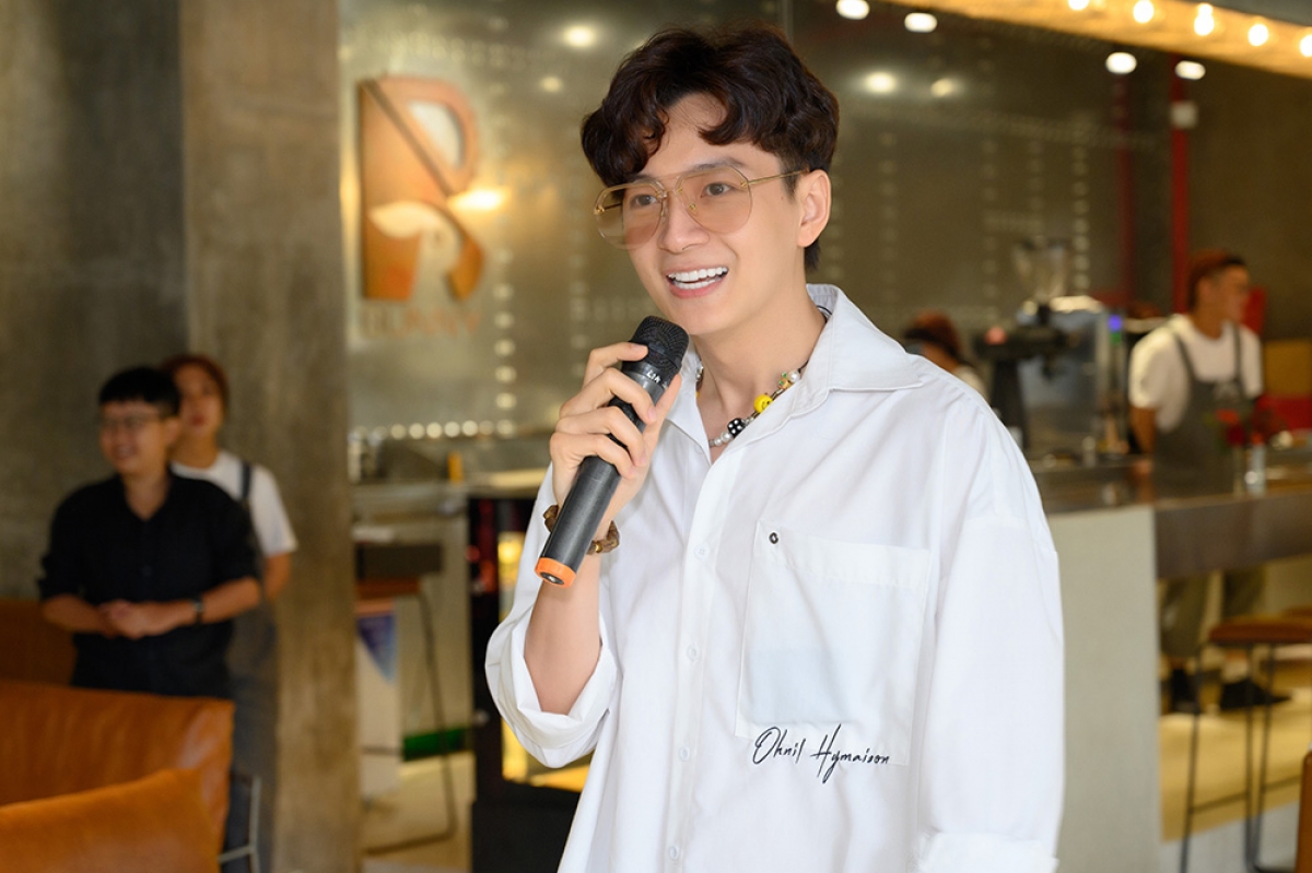 Nam ca sĩ Ngô Kiến Huy.