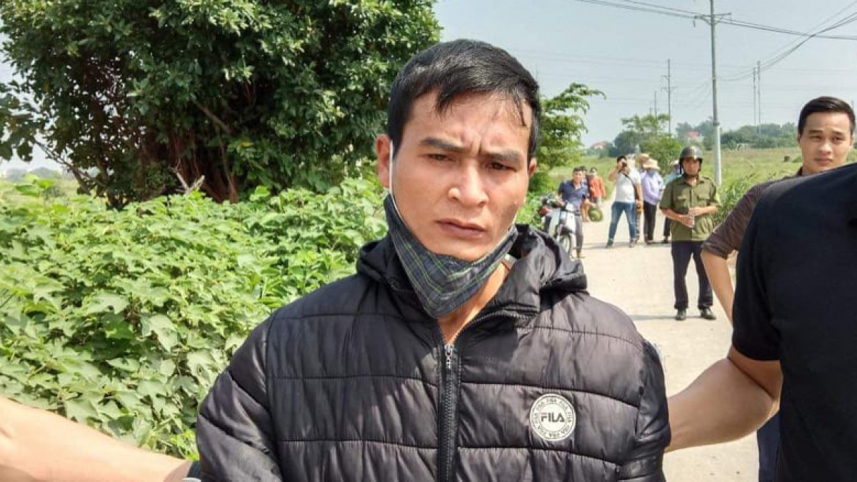 Đối tượng Trung bị dẫn giải đến hiện trường vụ án (ảnh chụp trưa nay, 27/10)