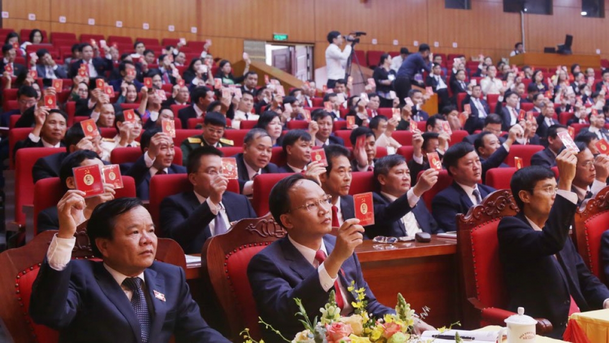 Các đại biểu biểu quyết thông qua Nghị quyết Đại hội.
