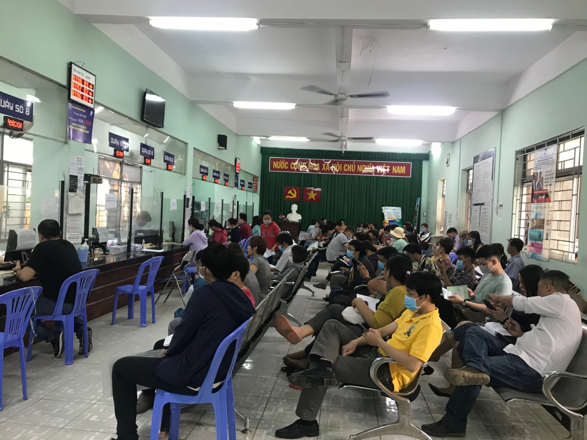 Người dân cần đeo khẩu trang khi ra khỏi nhà và giữ khoảng cách an toàn (Ảnh tư liệu)
