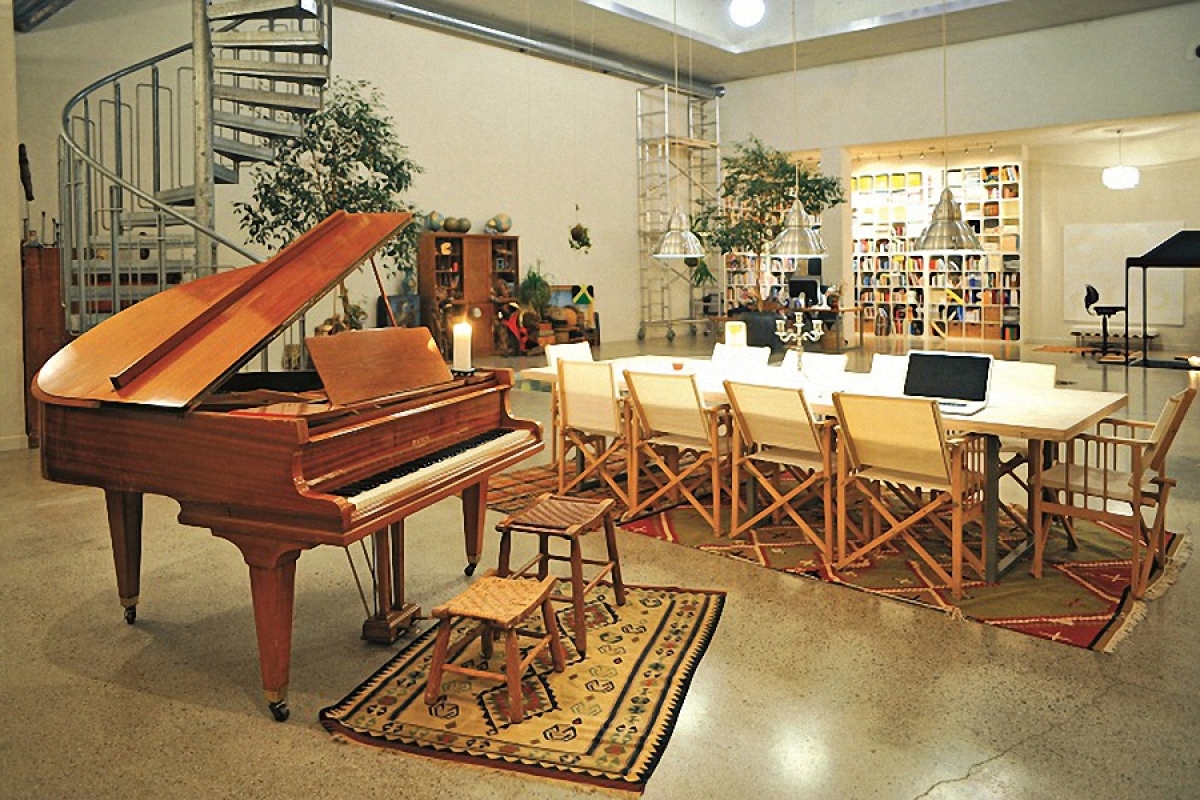 Chiếc đàn piano, giá sách… cho thấy một đời sống văn hóa, tinh thần phong phú của chủ nhân. Ngôi nhà cũng là nơi thể hiện những ý tưởng sắp đặt, thiết kế và đón tiếp bạn bè của chủ nhân. Ai đến đây cũng đều ấn tượng về một vẻ đẹp toàn cảnh hoàn hảo, một không gian sống cực kỳ thú vị, thoáng rộng nhưng cũng rất chặt chẽ và hữu dụng./.