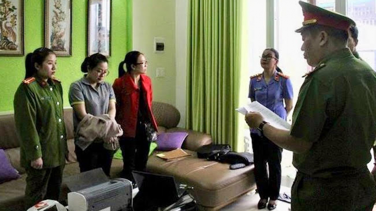 Cơ quan công an đọc lệnh bắt Nguyễn Thị Huyền Trang (áo xám)