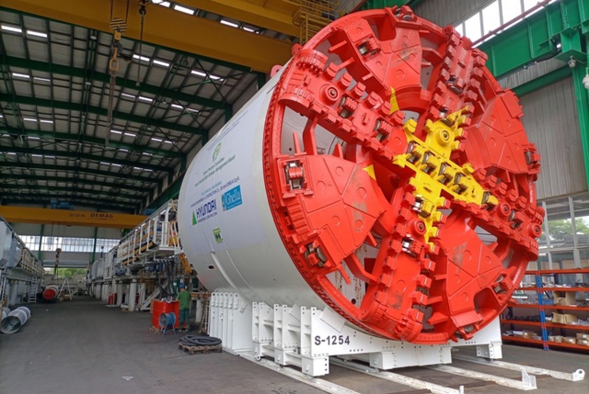 Máy TBM cao và rộng là 6,6 m, dài khoảng 100 m (gồm cả các hệ thống phụ trợ), được coi là "quái vật" đào các tuyến đường hầm đường sắt đô thị và sẽ thực hiện đào đoạn ngầm dài 4,5 km đường sắt Nhổn - ga Hà Nội.