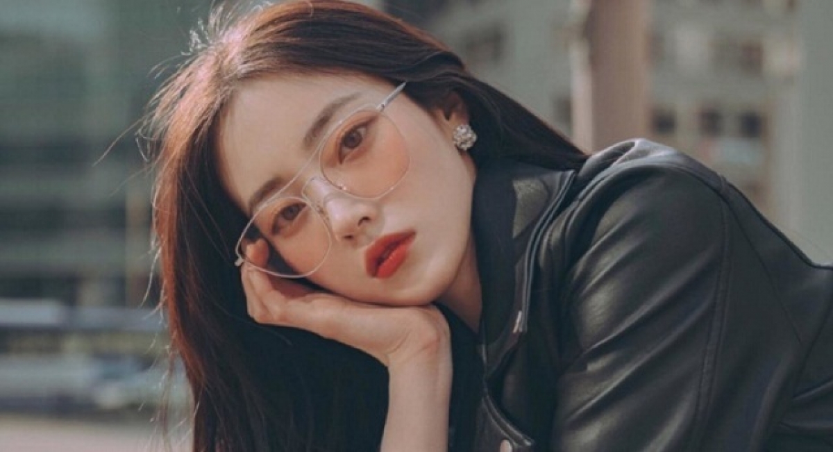 Một người phụ nữ khôn ngoan sẽ biết buông lời khen chê đúng lúc