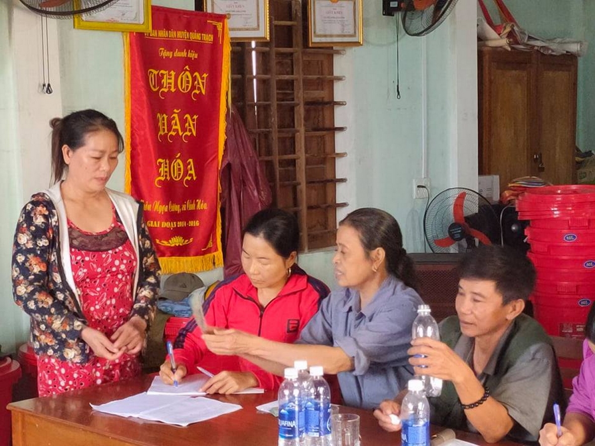 Thôn trả lại số tiền đã thu cho 69 hộ dân bị ảnh hưởng do ngập lụt.