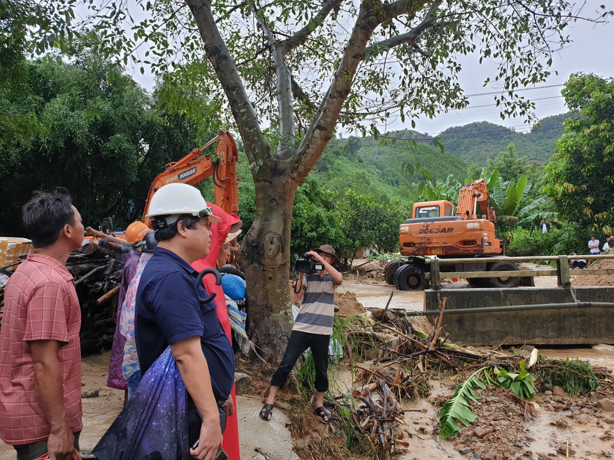 Lãnh đạo Sở Giao thông -Vận tải Quảng Nam chỉ đạo khắc phục thông xe Quốc lộ 14B.