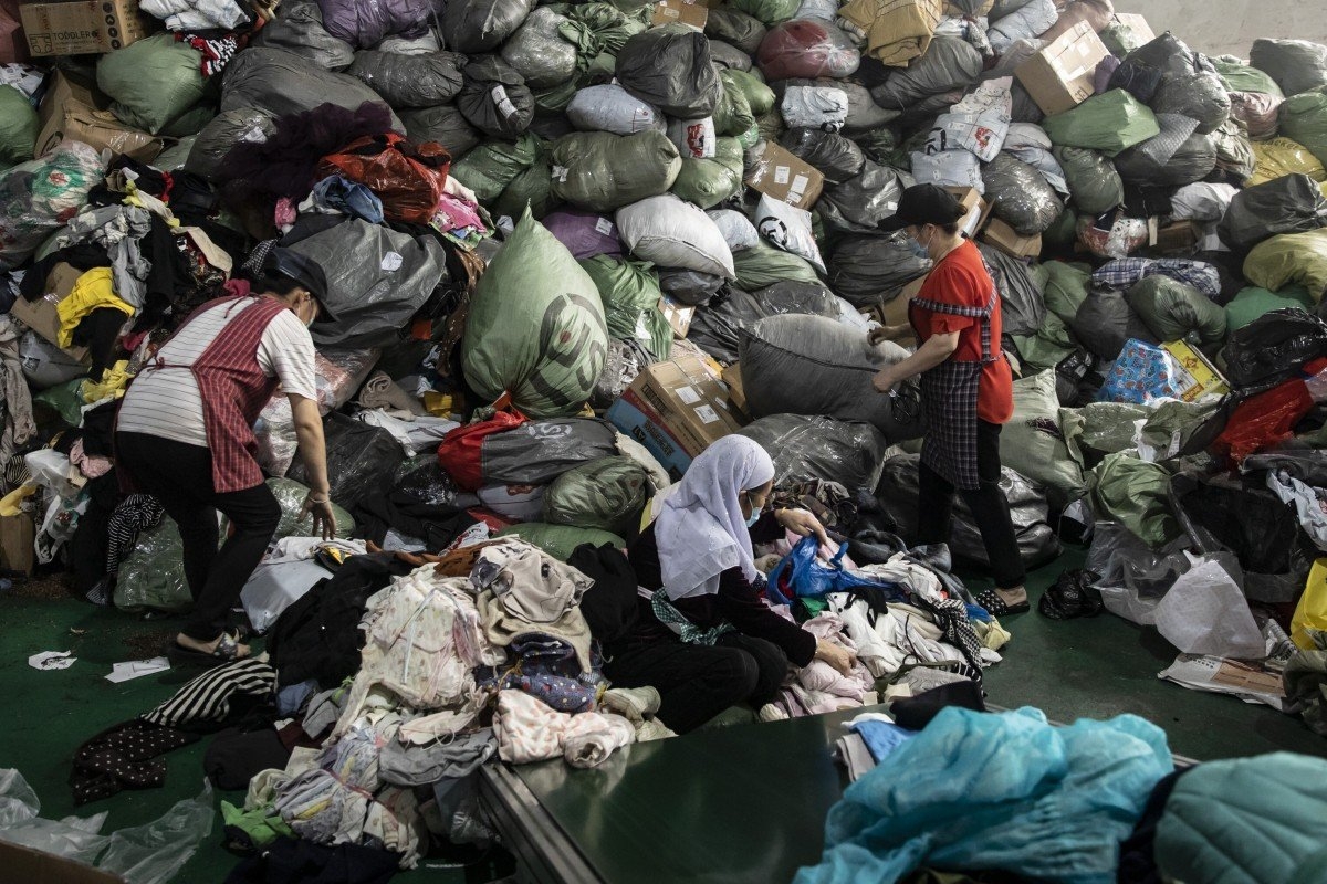 Lượng quần áo mà người dân Trung Quốc bỏ đi mỗi ngày chất thành đống, không tái chế xuể.