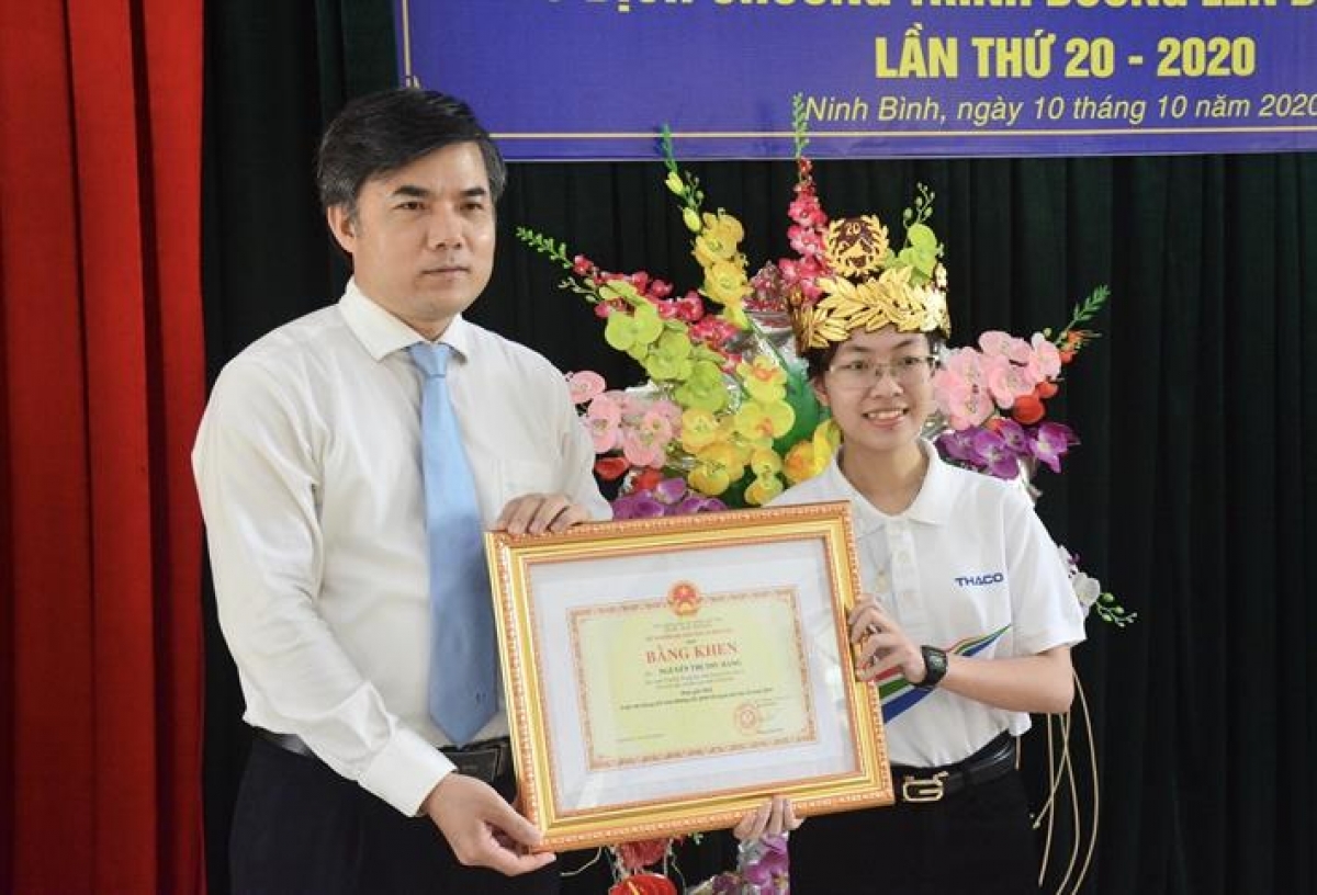 
Quán quân Đường lên đỉnh Olympia 2020 Nguyễn Thị Thu Hằng nhận bằng khen của Bộ trưởng Bộ GD-ĐT.