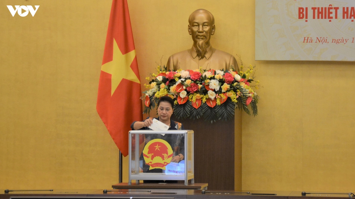 Chủ tịch Quốc hội Nguyễn Thị Kim Ngân quyên góp ủng hộ đồng bào miền Trung.