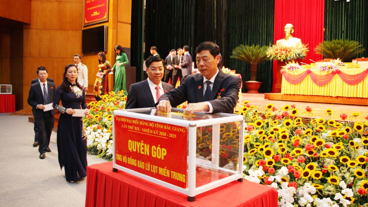 Các đại biểu dự Đại hội ủng hộ đồng bào miền Trung.