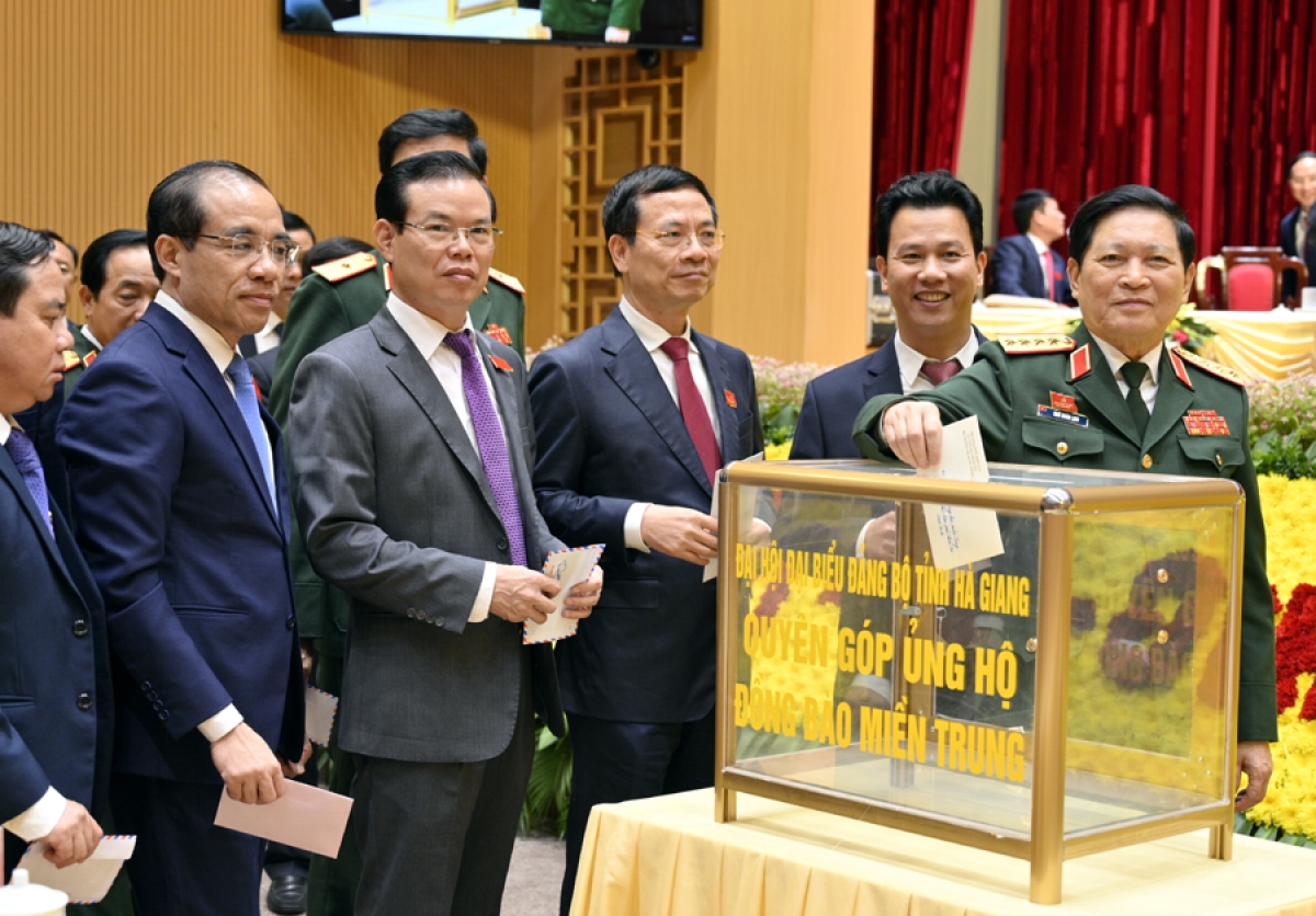 Đại tướng Ngô Xuân Lịch cùng các đại biểu quyên góp ủng hộ đồng bào miền Trung