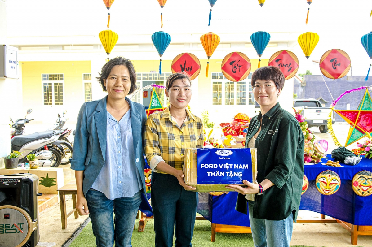 Chị Vũ Thị Thu Hà và đại diện Ford Việt Nam trao tặng quà cho một điểm trường ở Phú Yên trong chương trình "Ranger For Her".