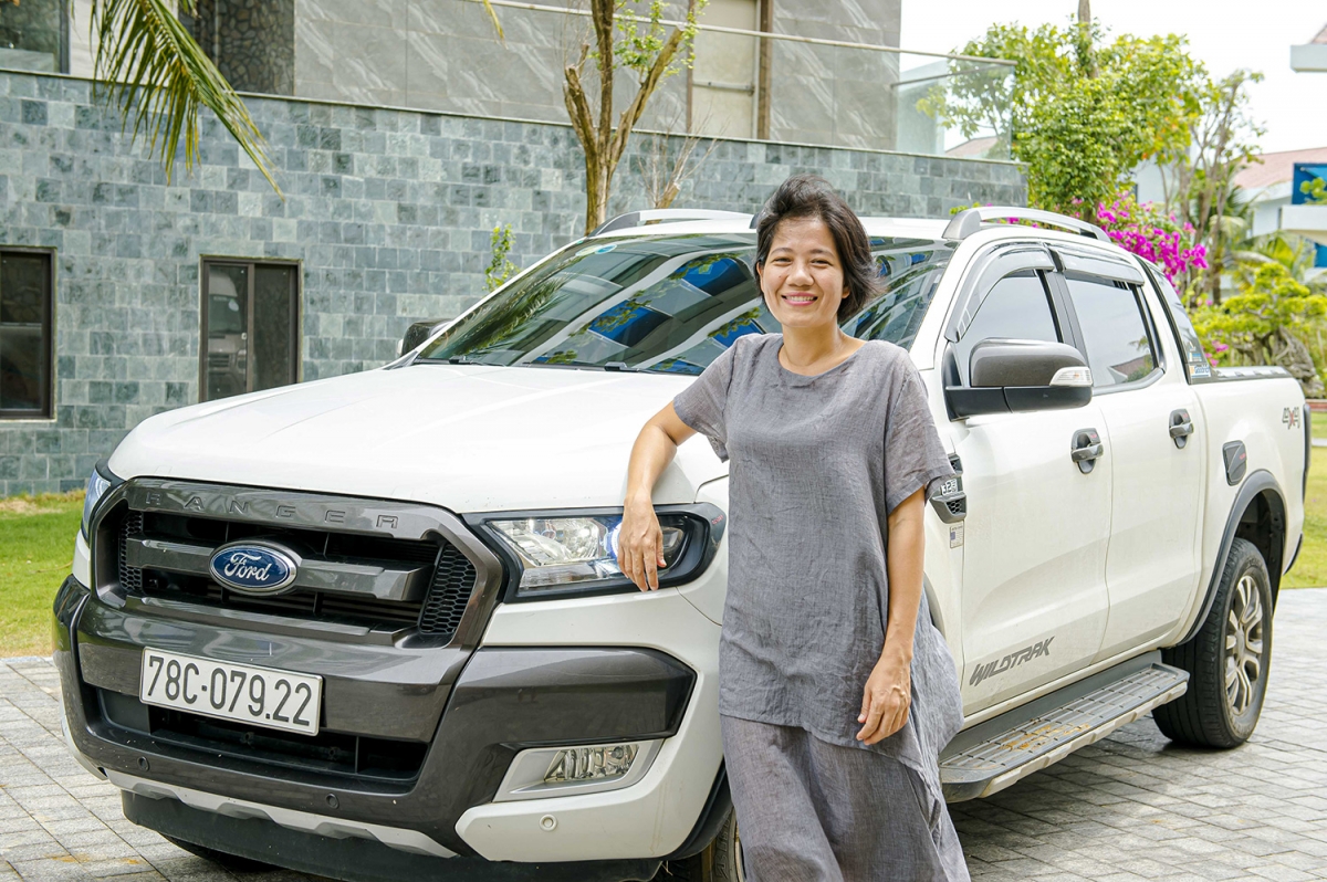 Chị Vũ Thị Thu Hà cùng chiếc Ford Ranger Wildtrak đã đồng hành trên mọi hành trình của mình. 