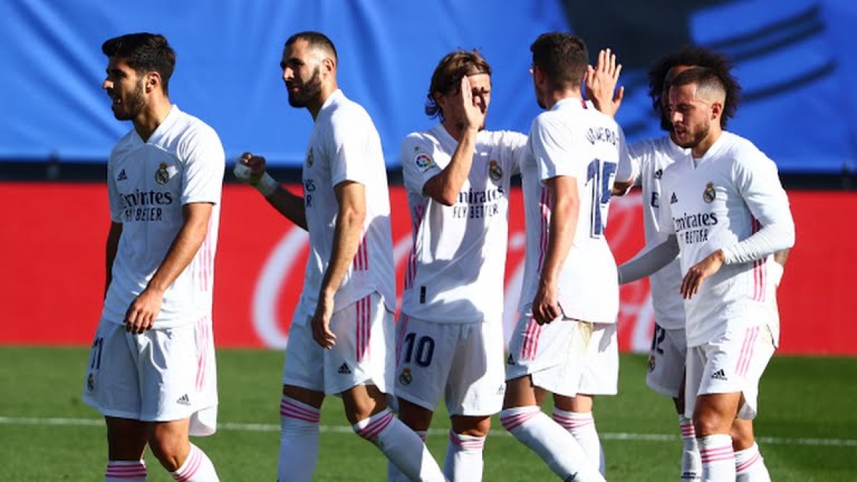 Real Madrid ăn mừng bàn mở tỉ số (Ảnh: Reuters).