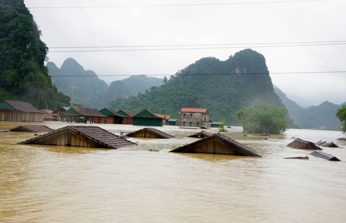 Nhiều nơi ở miền Trung vẫn đang bị ngập nặng.