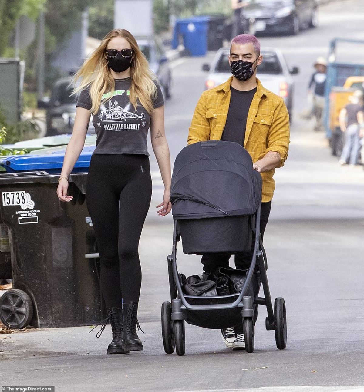 Nữ diễn viên mặc áo phông và quần legging đơn giản. Còn Joe Jonas lại thu hút bởi màu tóc tím nổi bật.