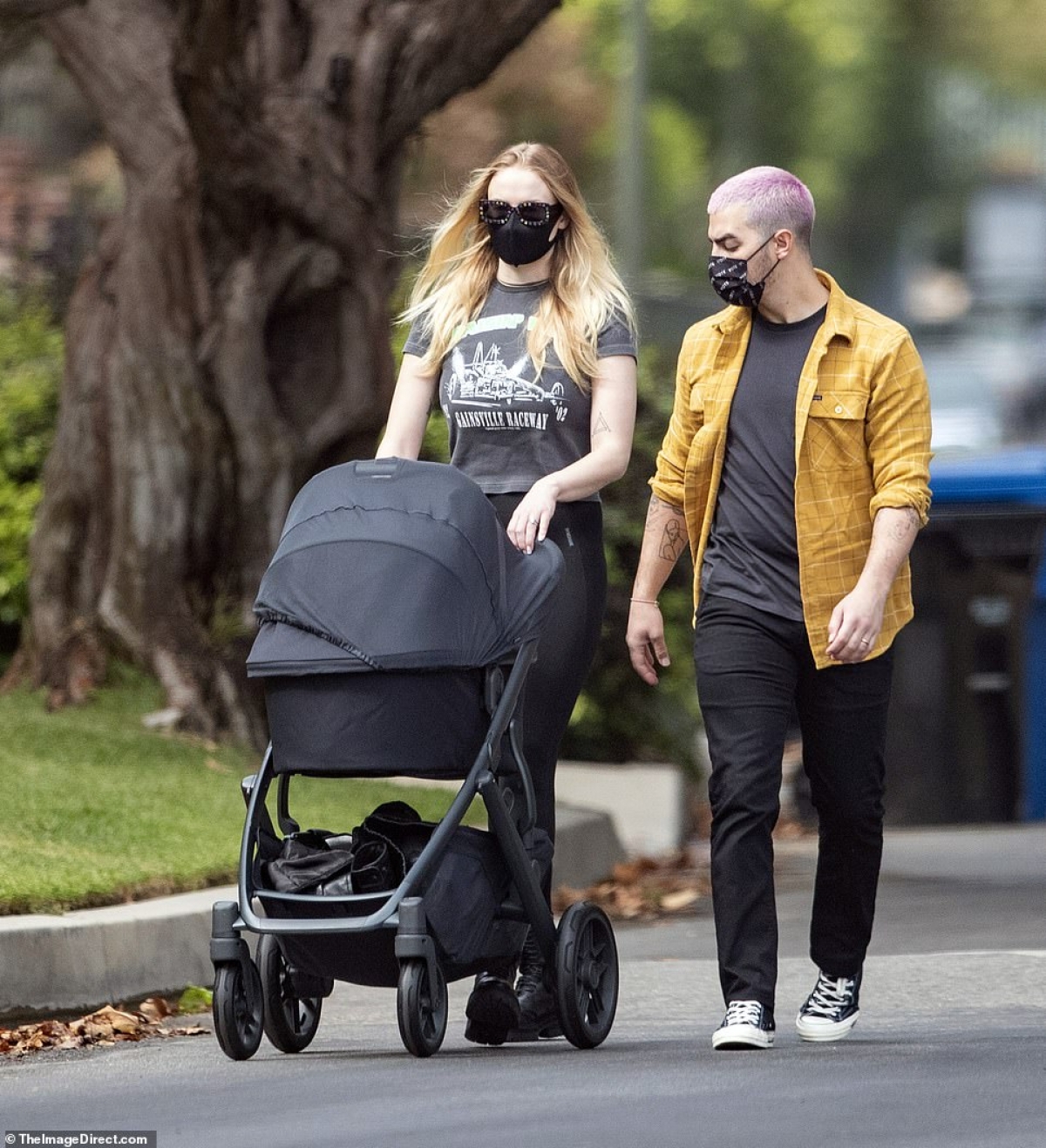 Sophie Turner và Joe Jonas bị cánh săn ảnh bắt gặp khi đang đưa con gái hơn 2 tháng tuổi Willa đi dạo phố ở Los Angeles ngày 8/10, theo giờ địa phương.