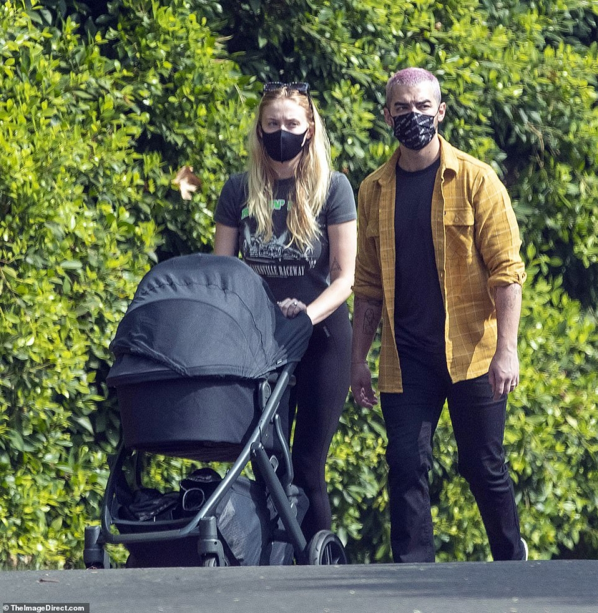 Joe Jonas và Sophie hẹn hò từ tháng 11/2016, sau một thời gian nhắn tin trên Instagram.