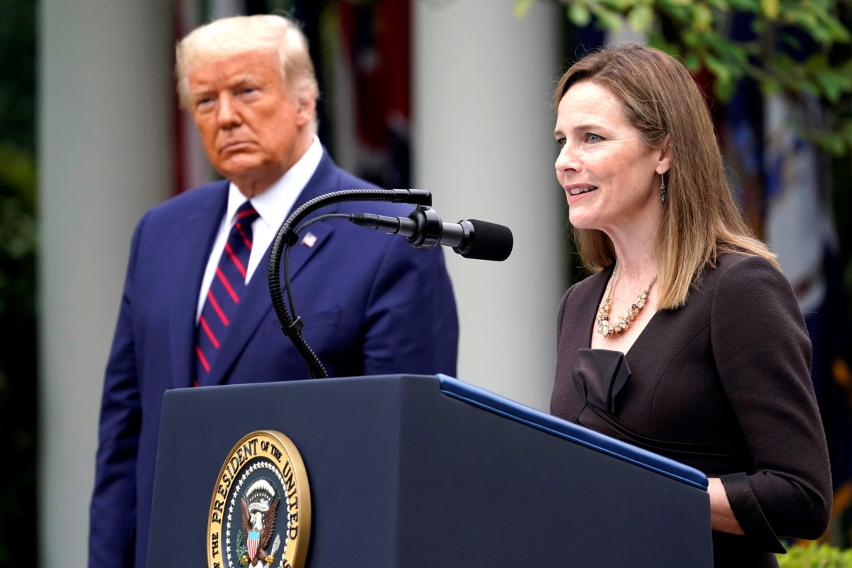 Bà Amy Coney Barrett và Tổng thống Trump. Ảnh: SBS.