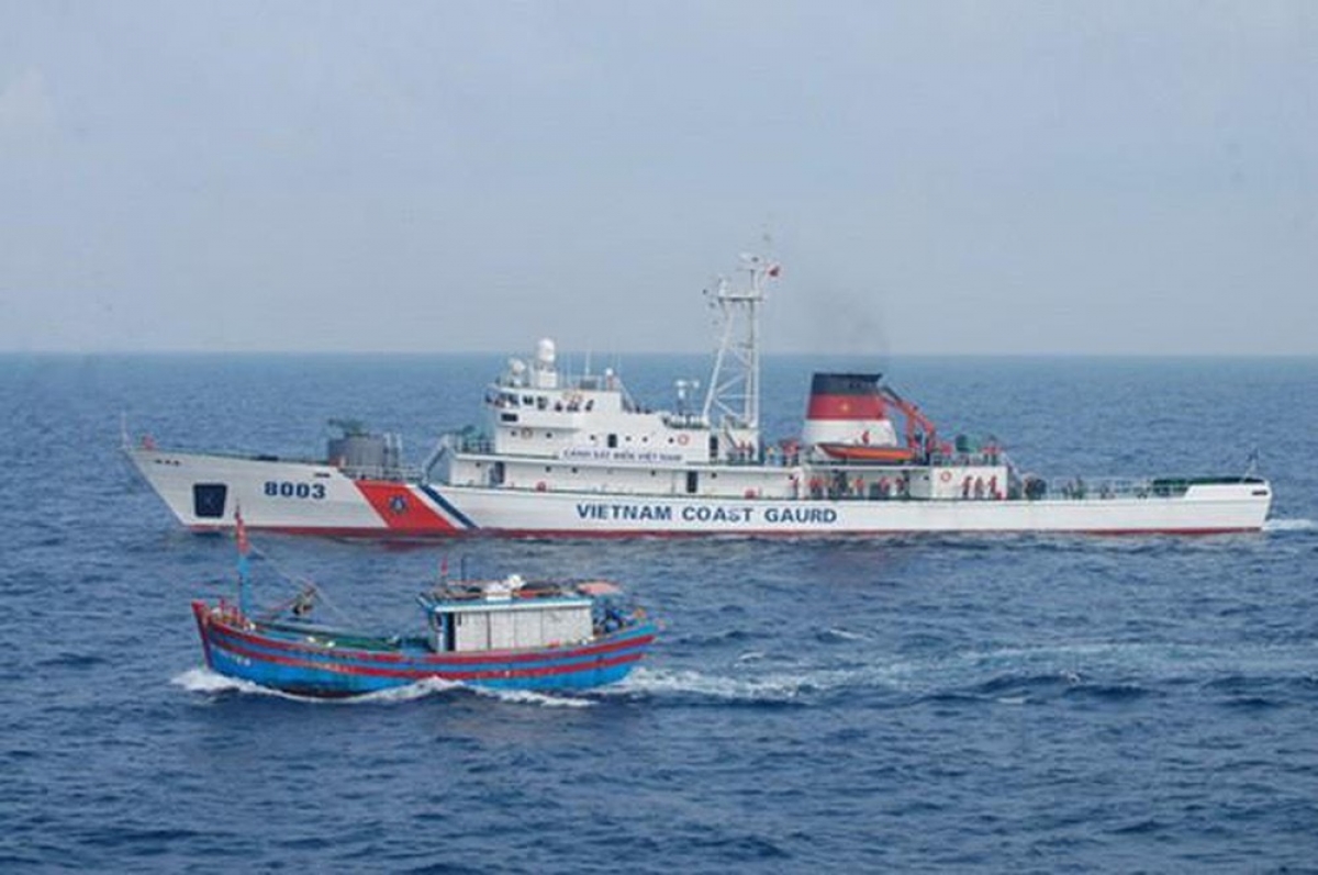 Tàu CSB 8003 trực trên vùng biển đảo Bạch Long Vĩ.