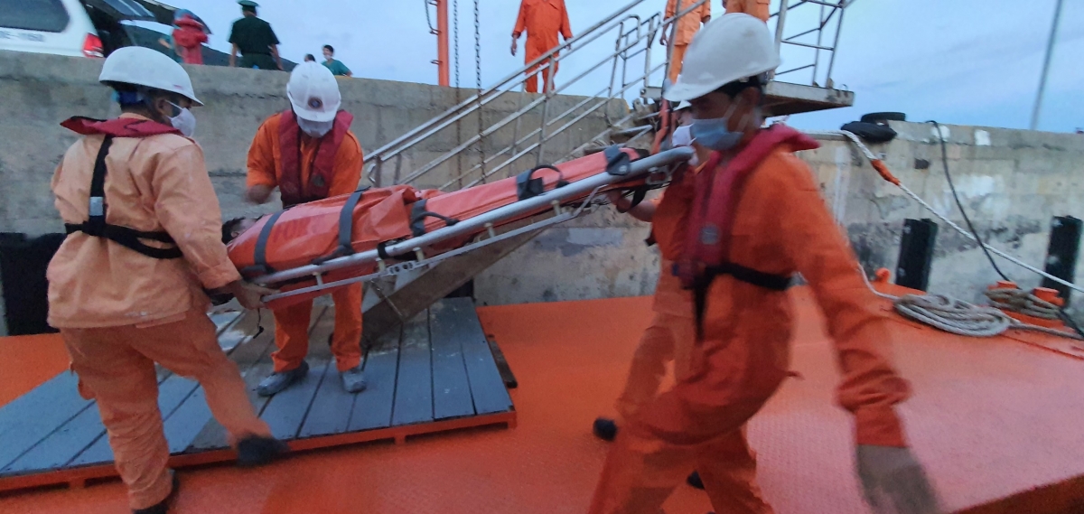 Nhân viên Trung tâm Phối hợp tìm kiếm cứu nạn hàng hải khu vực 2 cứu 1 ngư dân bị nạn ngày 28/9/2020 (Ảnh minh họa)