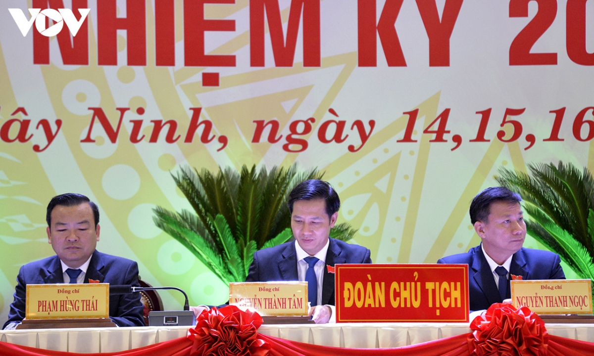 Bí thư Tỉnh uỷ Nguyễn Thành Tâm (giữa) và hai Phó Bí thư