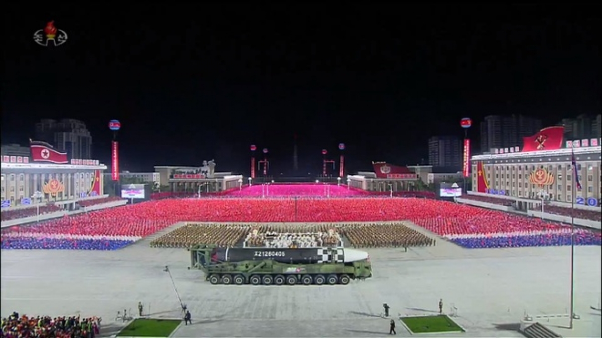Xe chở kiêm bệ phóng (TEL) dành cho ICBM mới của Triều Tiên có đến 11 trục và 22 bánh xe, dài hơn cả tên lửa hạt nhân lớn nhất là Hwasong-15. Ảnh: KCTV.
