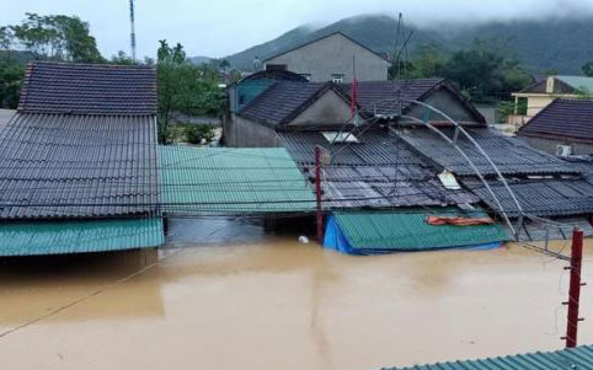 Nhiều làng xã của huyện Thanh Chương bị ngập sâu trong nước.