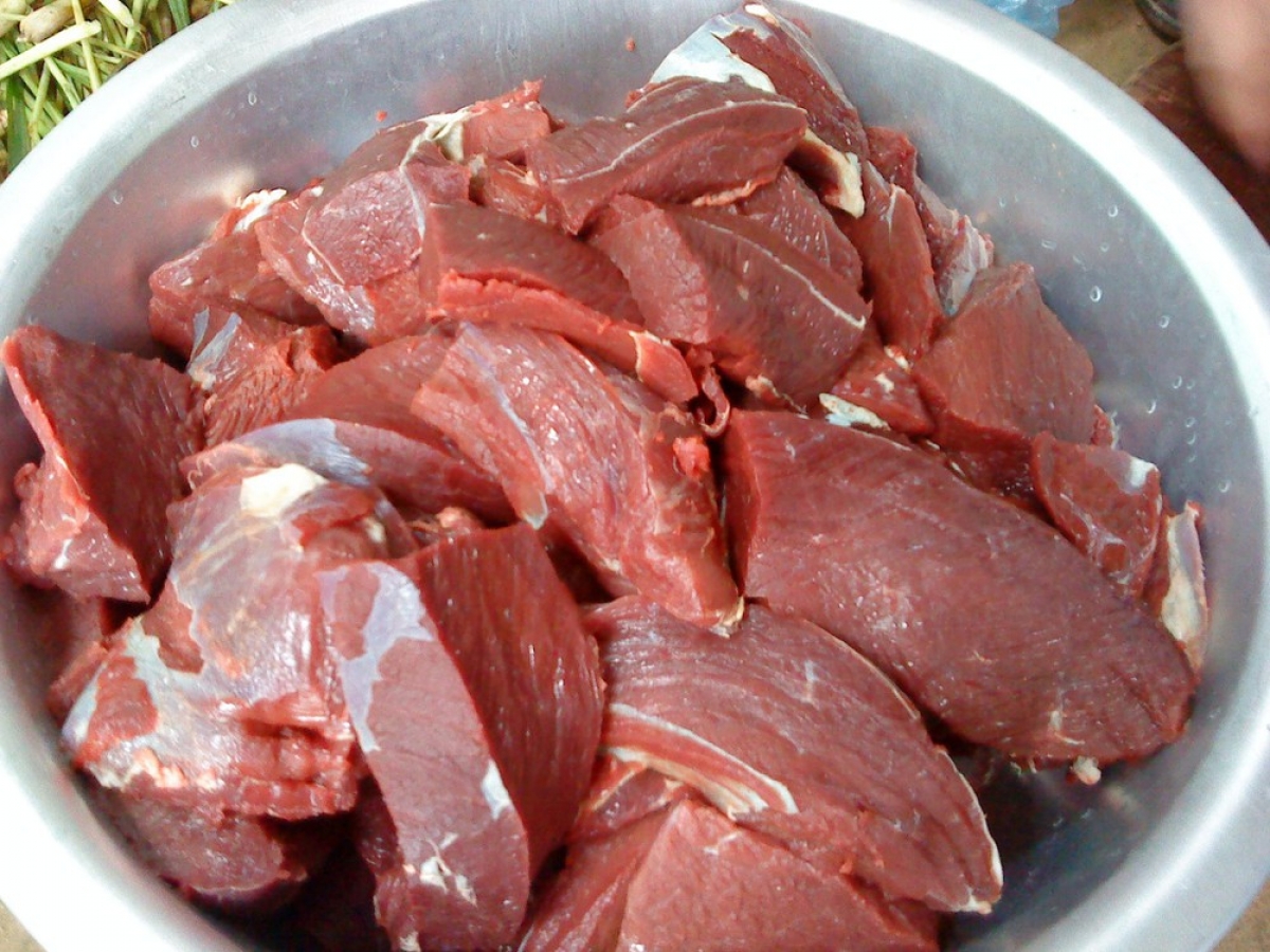 Chọn thịt bò tươi để đảm bảo an toàn vệ sinh thực phẩm, an toàn sức khỏe cho cả nhà (Ảnh internet)
