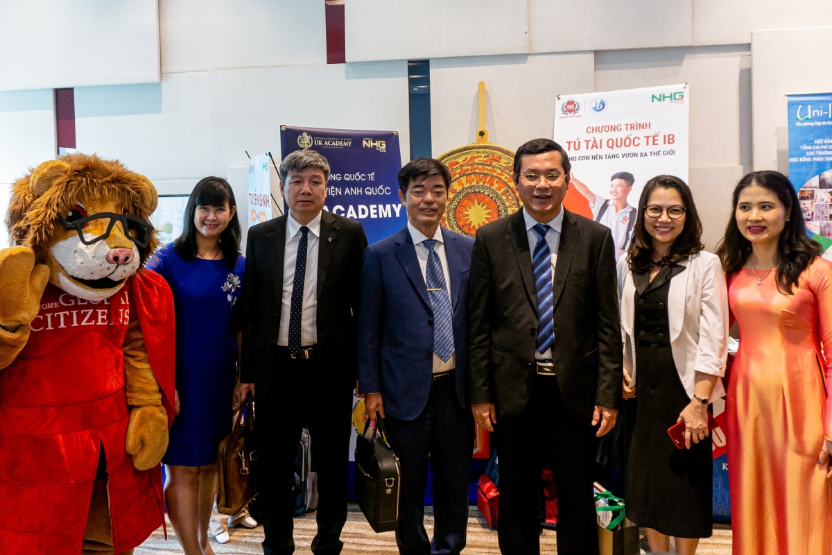 Thứ trưởng Nguyễn Văn Phúc tham quan gian trưng bày của Tập đoàn Nguyễn Hoàng