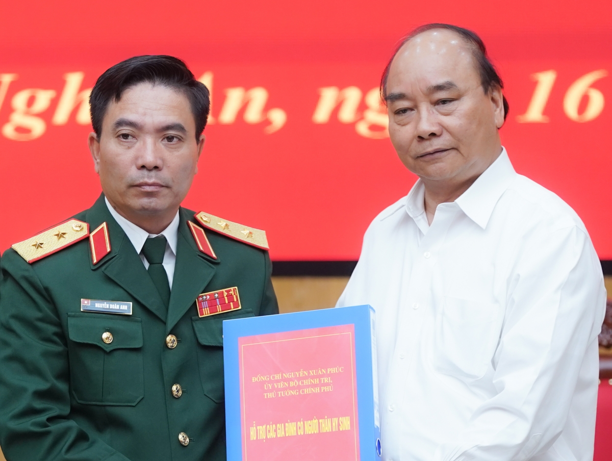 Thủ tướng trao hỗ trợ cho các gia đình có người thân hy sinh. Ảnh VGP