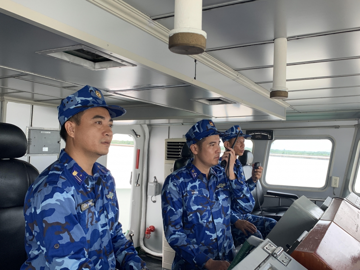 Thượng úy Lại Vĩnh Đại, Thuyền trưởng tàu CSB 8003 (giữa) chỉ huy tàu đi thực hiện nhiệm vụ.