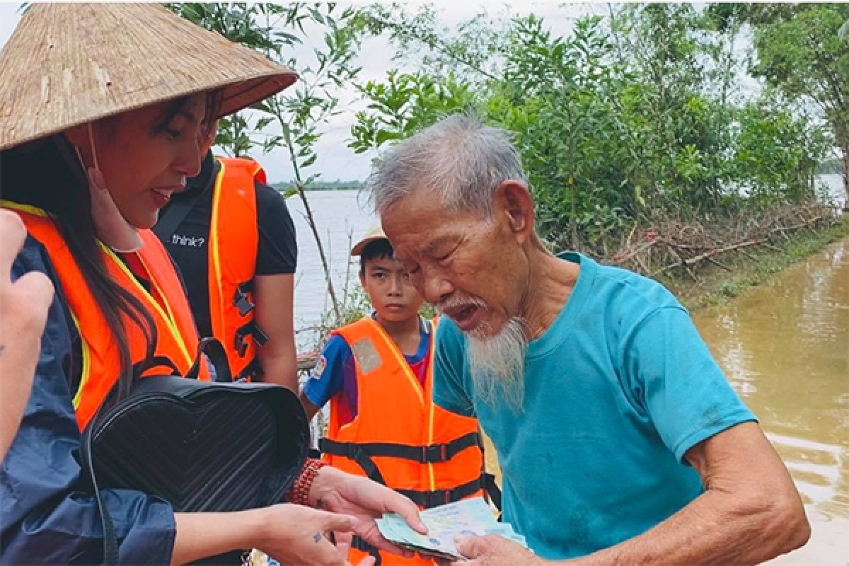 Thuỷ Tiên cho biết tùy hoàn cảnh thực thế, cô sẽ quyết định giúp đỡ người dân nhiều hay ít.