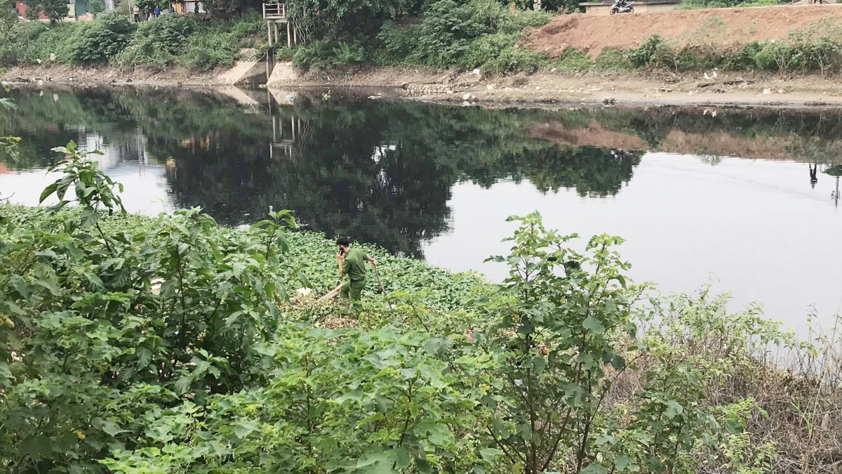 Lực lượng công an và người dân đang tìm kiếm khu vực liên quan