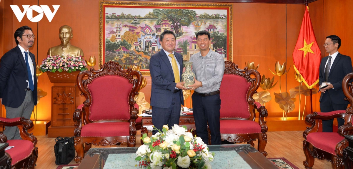 Phó Tổng Giám đốc Ngô Minh Hiển tặng quà lưu niệm cho ông Shimizu Akira.