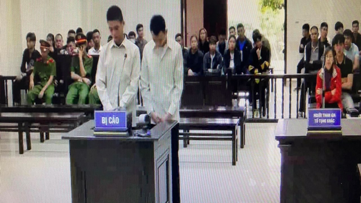 Đối tượng Phạm Mạnh Huynh và Phùng Quyết Sinh tại phiên tòa sáng nay