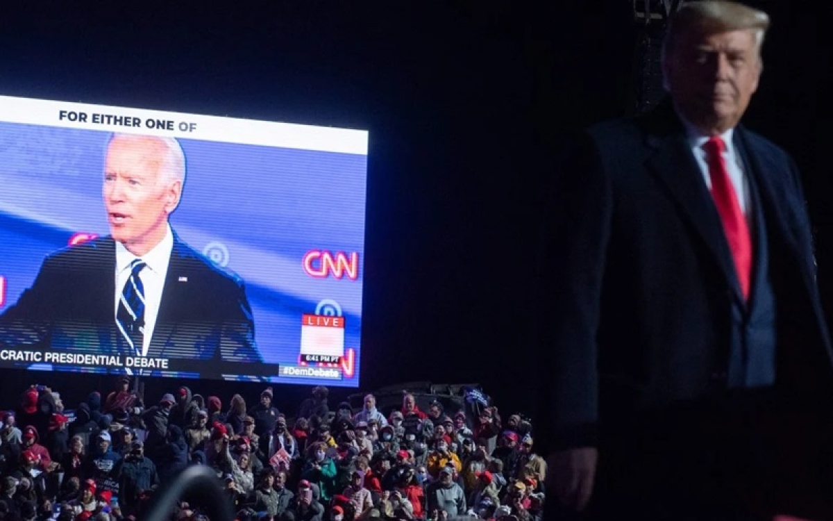 Hai ứng viên tổng thống Mỹ, Joe Biden (trong màn hình) và Donald Trump (bìa phải). Ảnh: AFP.