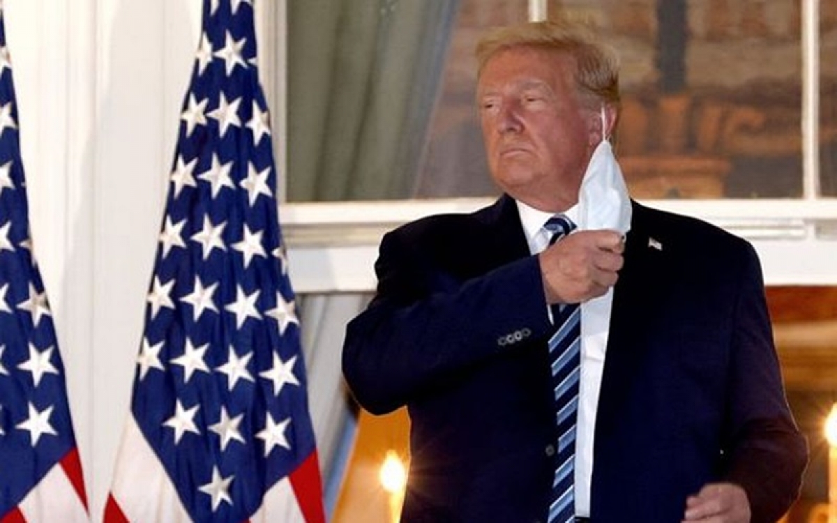 Tổng thống Trump gỡ khẩu trang. Ảnh: BBC.