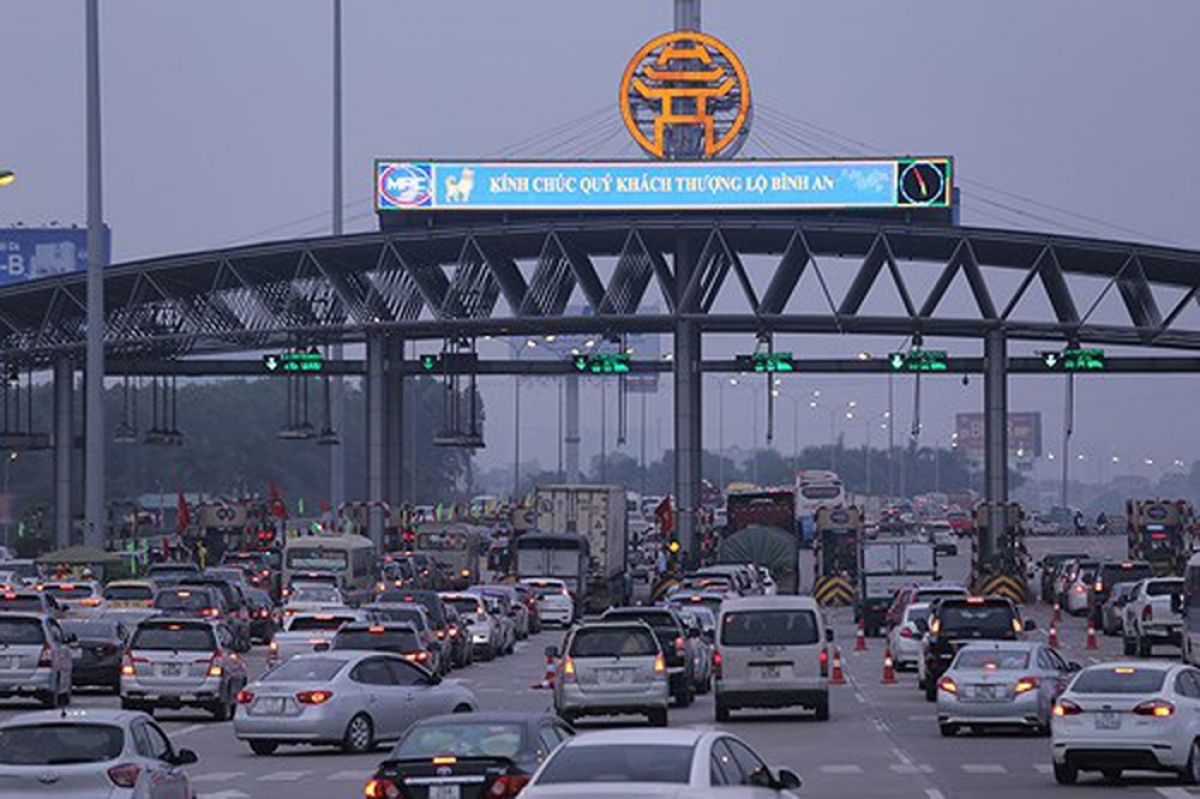 Người dân ngao ngán mỗi khi nhìn cảnh hàng dài xe ô tô ùn tắc khi qua trạm thu phí Pháp Vân mỗi dịp lễ Tết và ước nếu thu phí tự động được triển khai đồng bộ, tại tất cả các cửa thu phí.