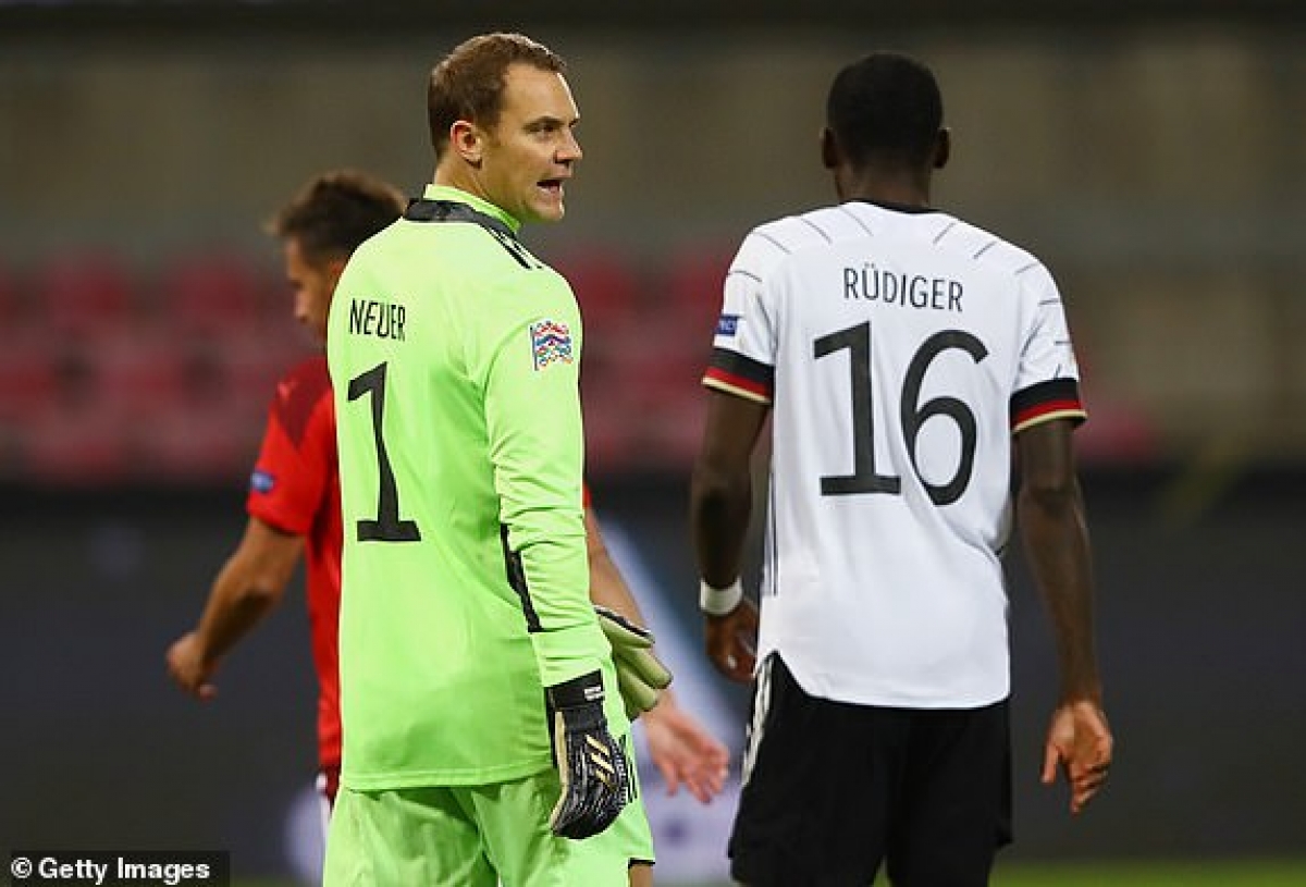 Neuer có lý do để không hài lòng với hàng thủ của đội nhà sau khi phải nhận 2 bàn thua. (Ảnh: Getty).