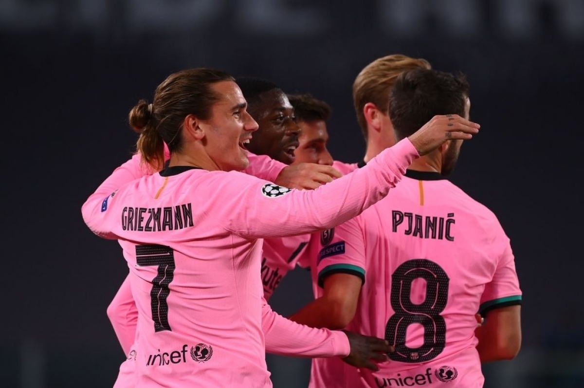 Các cầu thủ Barca ăn mừng bàn mở tỉ số (Ảnh: Getty).