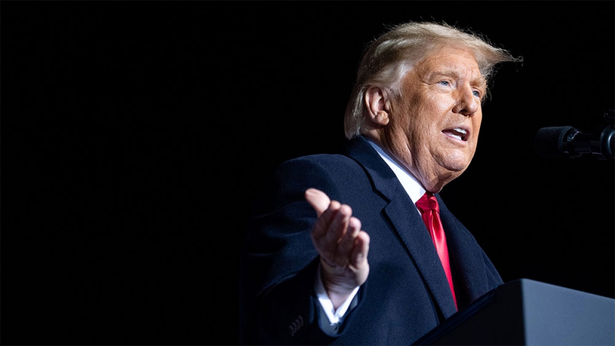 Tổng thống Mỹ Trump phát biểu tại cuộc mit-tinh tranh cử tại sân bay John Murtha Johnstown hôm thứ Ba (13/10) (Ảnh: AFP/Getty).