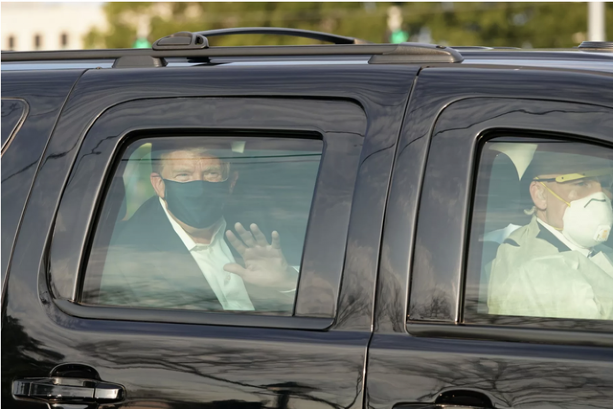 Ông Trump bất ngờ xuất hiện bên ngoài bệnh viện điều trị Covid-19 vào chiều 4/10. Ảnh: Getty Images