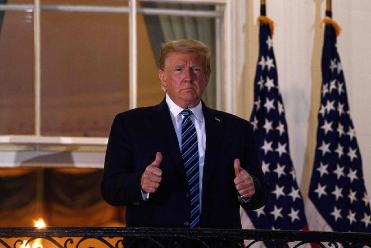 Tổng thống Trump xuất hiện trên ban công Nhà Trắng ngày 5/10 sau khi ông trở về từ Walter Reed. Ảnh: Getty