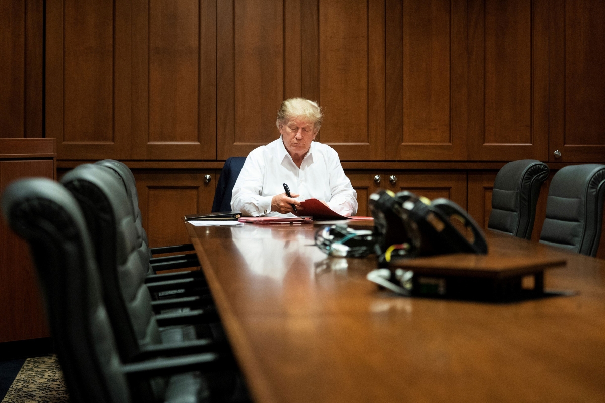 Ông Trump làm việc tại phòng Tổng thống của Trung tâm Quân y Quốc gia Walter Reed này 3/10. Ảnh: White House