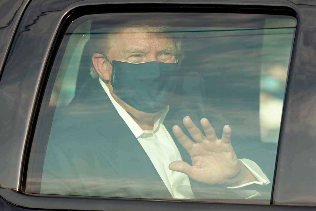 Ông Trump vẫy tay chào người ủng hộ bên ngoài Trung tâm Quân y Quốc gia Walter Reed - nơi ông đang điều trị Covid-19 ngày 4/10. Ảnh: Getty