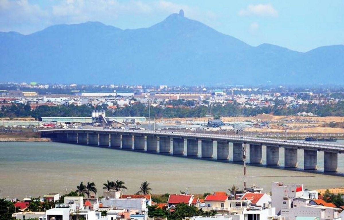 Tuyến đường ven biển Tuy Hòa- Vũng Rô tạo điều kiện cho Nam Phú Yên phát triển.