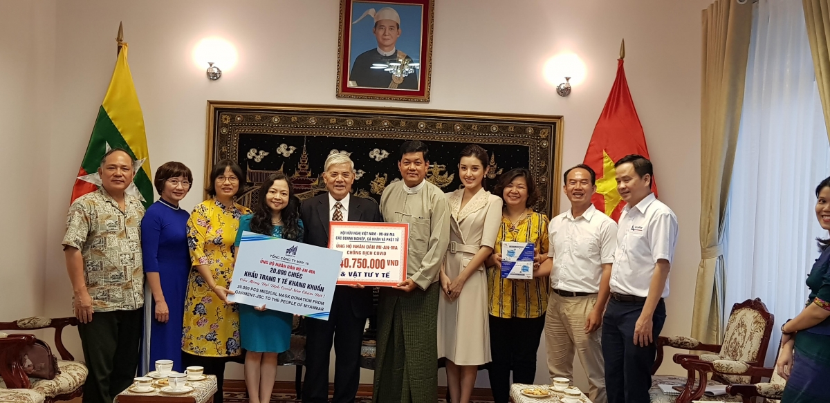 Đại diện Hội hữu nghị Việt Nam - Myanmar trao tặng tiền và vật tư y tế ủng hộ nhân dân Myanmar chống dịch Covid-19.
